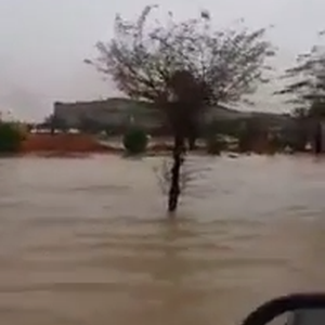 فيديو : فيضان الشارع العام في حي الشفاء بالرياض 