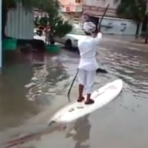 بالفيديو : شاهد التجديف في شوارع البحرين بعد الأمطار الغزيرة