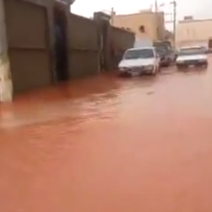 بالفيديو : انفجار سد في سكاكا و المياه تداهم المنازل