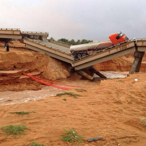 بالفيديو: انهيار كبري الثمامة بالرياض– كبري المطار القديم – صباح الأربعاء 