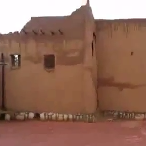 بالفيديو : انهيار بيوت الطين في بلدة اشيقر بالرياض بعد موجة الأمطار 