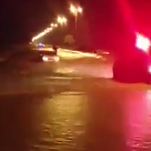 فيديو : نجاة السائق من  السيول في حفر الباطن و السيارة تذهب مع المياه 