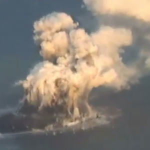  بالفيديو : ظهور جزيرة جديدة قرب اليابان بعد انفجار بركاني