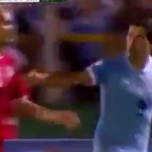 بالفيديو : شاهد عصبية لاعبي الأوروغواي رغم التأهُل "تعال إلعب الكورنر معي"