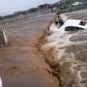 بالفيديو : إنقاذ مواطن سعودي من الغرق بالسيول في اللحظة الأخيرة