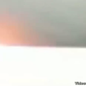 فيديو : شاهد اللحظة التي ضرب بها البرق السيارة على شاطئ استرالي 