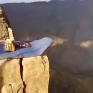 بالفيديو : سعودي يتناول غذاء العمر لوحده على قمّة جبل في عسير