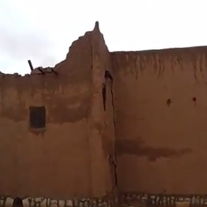 بالفيديو : مقطع كامل لانهيار بيوت الطين التراثية قرب الرياض بعد الأمطار