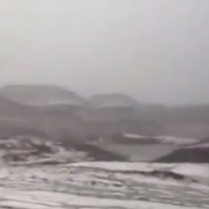 فيديو : البرد الكثيف يتراكم على قمم جبال عسير يوم الأحد 21-1-1435 هـ