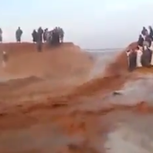 فيديو : لحظة مثيرة .. انهيار سدّ ترابي في الجوف بعد الأمطار الشديدة