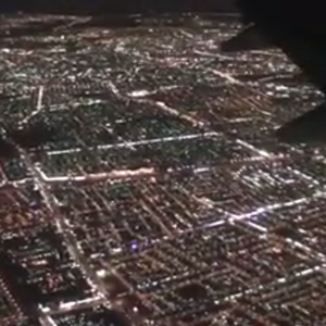 فيديو : شاهد كيف تبدو الرياض من الطائرة ليلاً .. من أجمل المشاهد