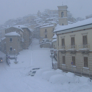 بالصور: عاصفة ثلجية من العيار الثقيل في إيطاليا .. تراكمات تزيد عن 100 سنتيمتر
