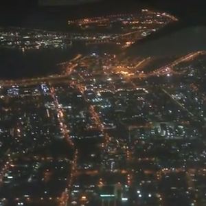 بالفيديو : شاهد كيف تبدو جدة من الطائرة ليلاً .. من أجمل المشاهد