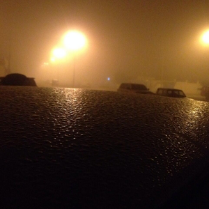 بالصور : موجة ضباب كثيف تُغطي مساحة مئات آلاف الكيلومترات من أراضي السعودية