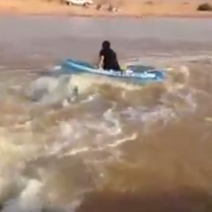 بالفيديو: سعودي يركب قارباً مطّاطياً وسط سيول عرعر