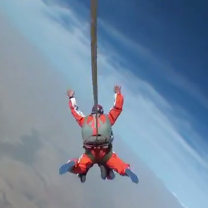 بالفيديو : أردني يقفز من الطائرة فوق البحر الميت .. شاهد روعة المغامرة