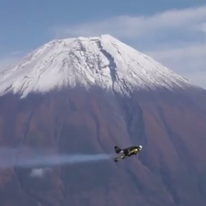 بالفيديو : الرجل الطائر السويسري يحلق بمحرك نفاث فوق جبل فوجي باليابان