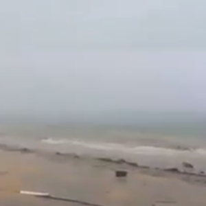 بالفيديو : شاهد عنف البروق و تلاطم الأمواج على سواحل املج