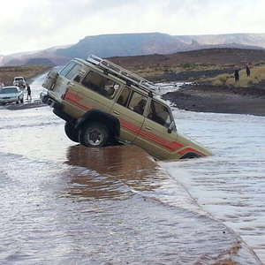 بالصور : أمطار شديدة في محافظات البحر الأحمر بتبوك و السيول تداهم بعض أحياء املج