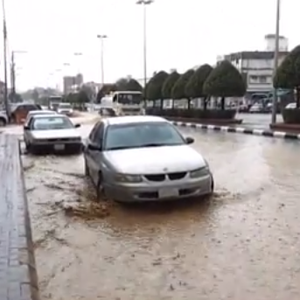 بالفيديو : شوارع املج تتحول إلى أنهار بعد أمطار رعدية شديدة