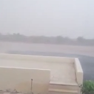 بالفيديو : صوت هادر للأمطار من شدة غزارتها في القاعد – شمال حائل