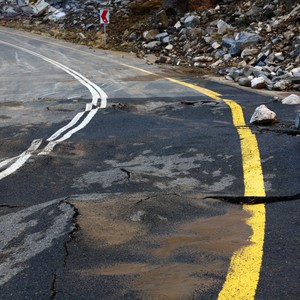 شاهد الأضرار التي خلفتها أمطار حائل بشبكة الطرق 