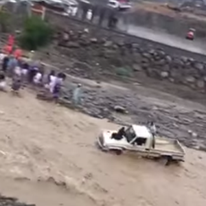 مواطن ينقذ آخراً من سيول في منطقة "تهامة قحطان"