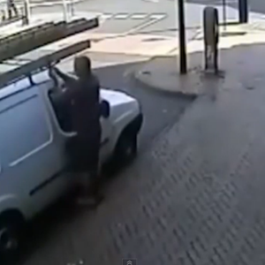 بالفيديو :عامل مُهمل يتسبب بحريق كاد يتحوّل إلى كارثة