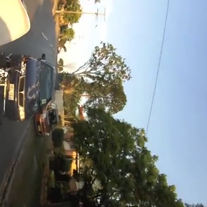 قائد دراجة نارية يستقر أعلى سقف سيارة بعد أن صدمته سيارة أخرى مسرعة‎ : بالفيديو