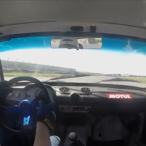 بالفيديو: تصوير من داخل سيارة سباق لحظة احتراقها