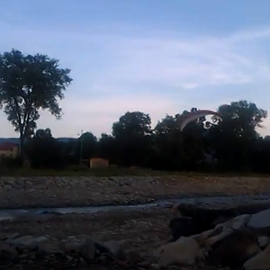 بالفيديو: مظلي يصطدم بأسلاك الكهرباء أثناء هبوطه