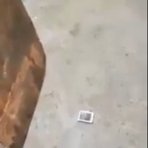 بالفيديو: انفجار "بطارية موبايل" بعد ضربها بمطرقة