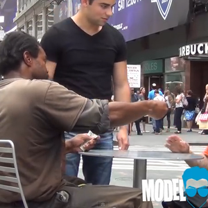 فيديو يحصل على 2 مليون مشاهدة بسبب إنسانية شاب مُشرد 