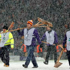 بالفيديو : الثلوج الكثيفة في تركيا توقف مباراة غلطة سراي و يوفنتوس 