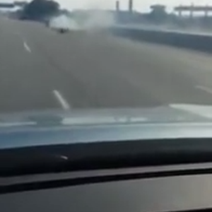 فيديو للاتعاظ : شاب متهور في السعودية يقود مركبته بسرعة جنونية و يقفز منها بعد أن اشتعلت النار بها