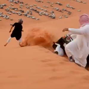 فيديو للاتعاظ : انقلاب سيارة على شاب أثناء التطعيس في صحراء السعودية