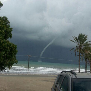 بالفيديو : إعصار قمعي عملاق قبالة سواحل سلطنة عمان الإثنين 23-12-2013