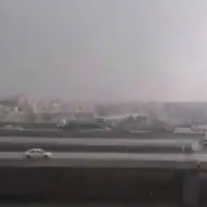 بالفيديو : شاهد تساقُط الأمطار في أجزاء من جنوب جدة نهار الخميس 