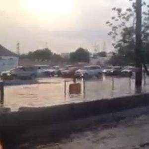 فيديو : السيول تداهم طريق جدّة – مكّة السريع 