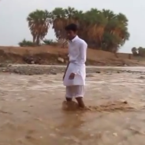 فيديو : مغامر في سيول وادي عينوني في تبوك نهار السبت