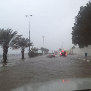 فيديو : شاهد كيف تجري المياه كالنهر في طرقات املج بعد الأمطار الغزيرة