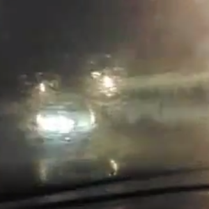 بالفيديو: الأمطار تنهمر مثل الشلال على أجزاء من المدينة المنورة مساء الأحد 