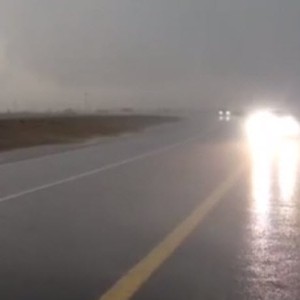 بالفيديو : هُطول أمطار غزيرة على شاطئ الوسقة جنوب الليث نهار الإثنين