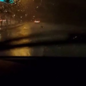 فيديو يوضح مدى غزارة الأمطار إلى الشمال من مدينة جدة ليلة الأحد 