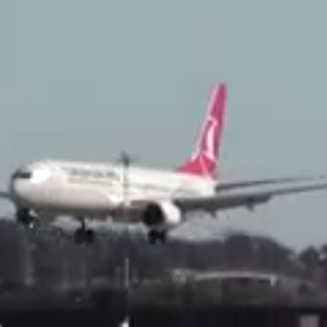 فيديو : عملية هبوط فاشلة لطائرة تركية و تضرر مؤخرة الطائرة 