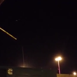 فيديو : أمطار عرعر ليلة الأربعاء 1-2-1435 هـ .. و المصور نسي التاريخ