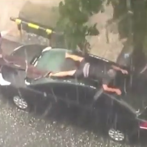 فيديو مضحك : مجنون أرجنتيني يحاول حماية سيارته من عاصفة بردية شديدة 