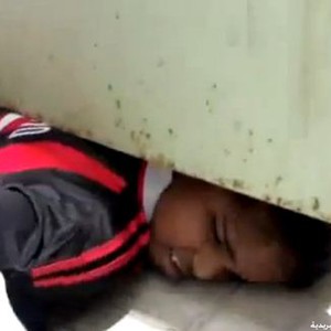 طالب سعودي حاول الهرب من المدرسة فعلق تحت الباب 