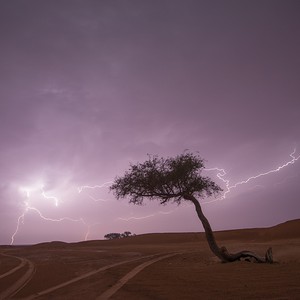 بالصور: دول الخليج تحت الصواعق والبروق 