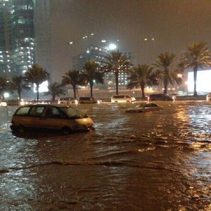 شاهد كيف أغرقت الأمطار بعض طرق وأنفاق منطقة الرياض 